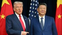 Le président américain Donald Trump (g) et le président chinois Xi Jinping lors d'une rencontre à la base aérienne de Gimhae, à Busan, le 30 octobre 2025 en Corée du Sud
