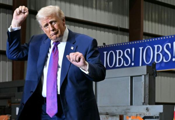 Le président américain Donald Trump fait un pas de danse, le 19 février 2026 à Rome, dans l'Etat de Géorgie, aux Etats-Unis