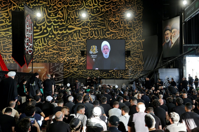 Le secrétaire général du Hezbollah, Naïm Kassem, s'adresse à la foule dans un message télévisé, dans la banlieue du Sud de Beyrouth, au Liban, le 17 Juin 2026