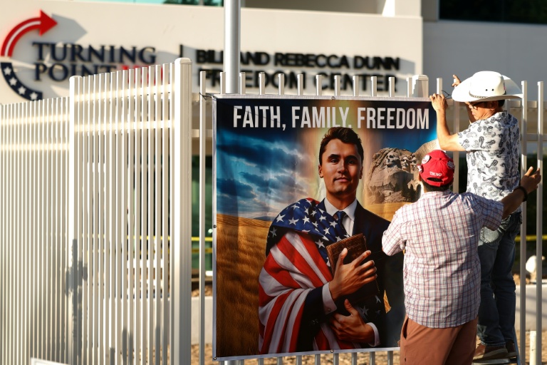 Des posters sont affichés au mémorial improvisé pour l'influenceur conservateur américain assassiné Charlie Kirk au siège de son organisation Turning Point USA, à Phoenix, en Arizona, le 19 septembre 2025
