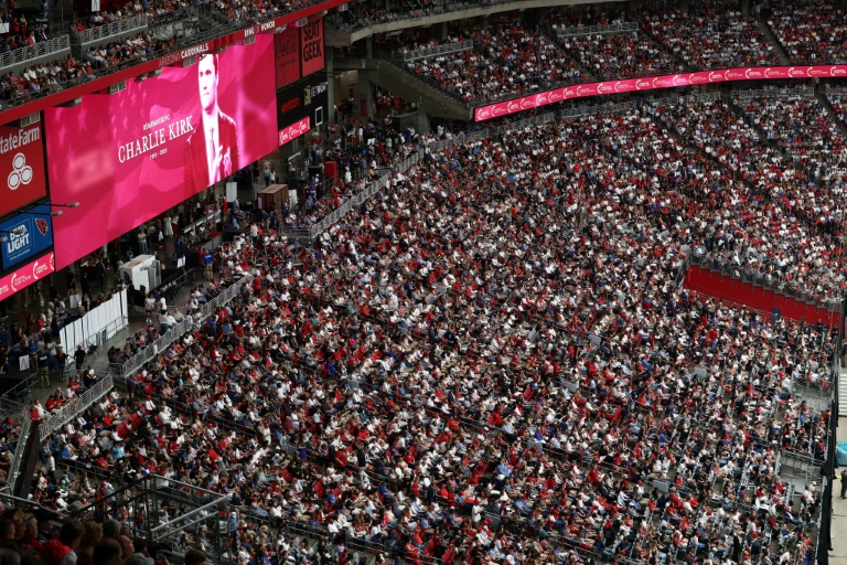 La foule dans le stade de Glendale en Arizona pour l'hommage à Charlie Kirk, dimanche 21 septembre