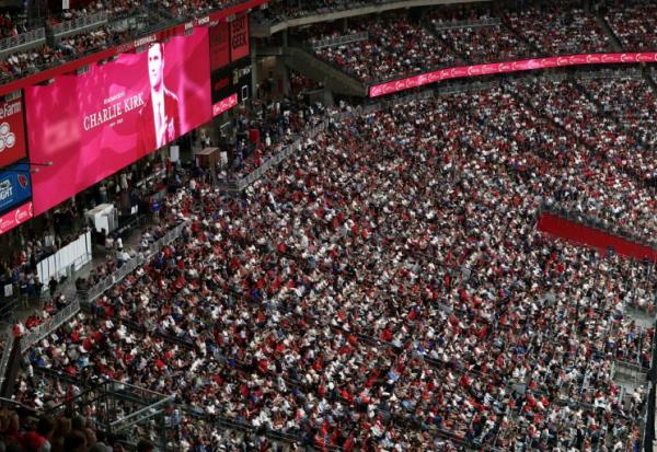 La foule dans le stade de Glendale en Arizona pour l'hommage à Charlie Kirk, dimanche 21 septembre