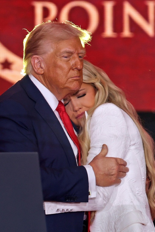 Le président américain Donald Trump prend dans ses bras Erika Kirk, la veuve de l'influenceur ultraconservateur assassiné Charlie Kirk, au State Farm Stadium de Glendale, en Arizona, le 21 septembre 2025