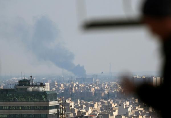 De la fumée s'élève depuis le site d'une frappe sur Téhéran, le 1er avril 2026