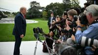 Le président américain Donald Trump s'adresse à la presse sur la pelouse sud de la Maison Blanche, le 9 octobre 2026 à Washington