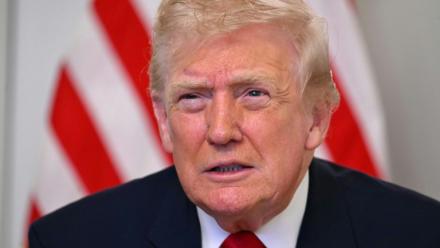 Le président américain Donald Trump participe à un appel vidéo avec des militaires depuis sa résidence de Mar-a-Lago à Palm Beach, en Floride, le 27 novembre 2025