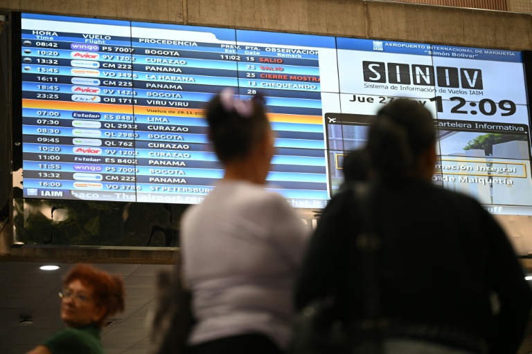 Un écran d'information sur les vols à l'aéroport international Simon Bolivar de Maiquetia, dans l'État de La Guaira, au Venezuela, le 27 novembre 2025, après la décision du gouvernement d'interdire l'accès à son territoire aux compagnies aériennes étrangères qui avaient cessé de desservir le pays en raison des inquiétudes liées aux activités militaires américaines