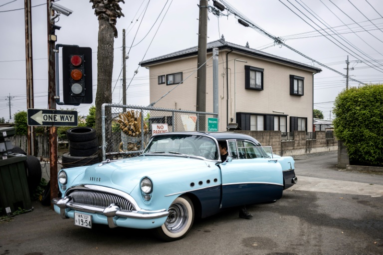 Yosuke Fukuda,p ropriétaire du concessionnaire automobile américain Y-Tech, au volant d'une Buick Roadmaster 1954 à Fukaya, dans la préfecture de Saitama, le 25 avril 2025 au Japon