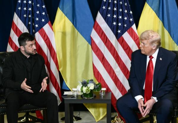 Donald Trump (à droite) échange avec le président ukrainien Volodymyr Zelensky en marge de l'Assemblée générale de l'ONU, le 23 septembre 2025 à New York