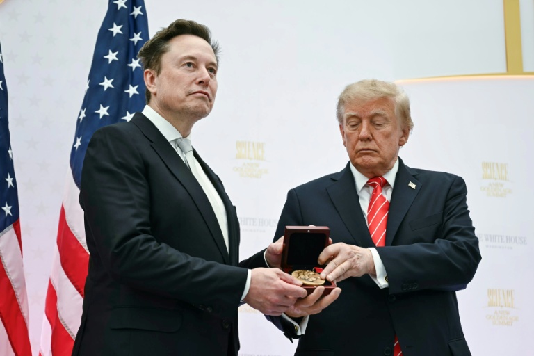 Le président Donald Trump décerne la Médaille nationale de la science à Elon Musk lors d'une cérémonie à la Maison Blanche le 8 octobre 2026