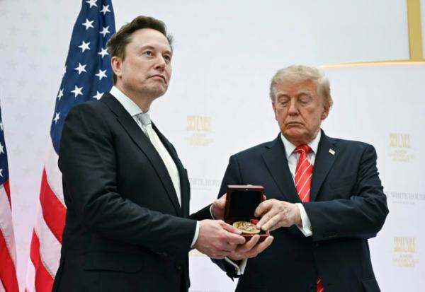 Le président Donald Trump décerne la Médaille nationale de la science à Elon Musk lors d'une cérémonie à la Maison Blanche le 8 octobre 2026