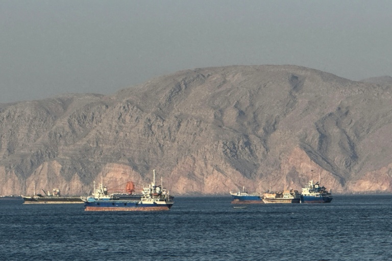 Des navires à l'ancre dans le détroit d'Ormuz, au large de la ville portuaire de Khasab, en Oman, le 17 mai 2026
