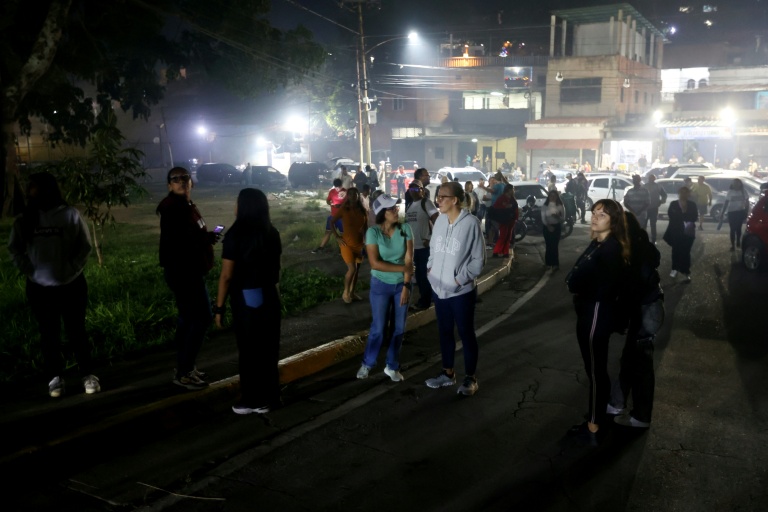 Des proches de détenus attendent d'éventuelles libérations devant la prison d’El Rodeo, à Caracas, le 8 janvier 2026
