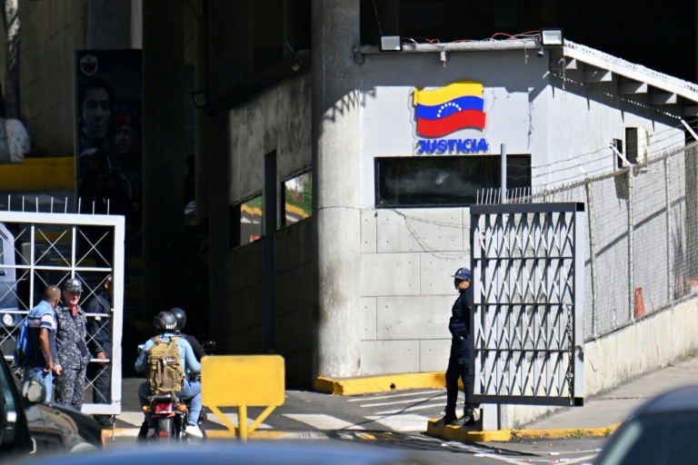 L'entrée de l'Hélicoïde, un bâtiment de bureaux et prison utilisé par les services de renseignement du Venezuela, à Caracas, le 9 janvier 2026