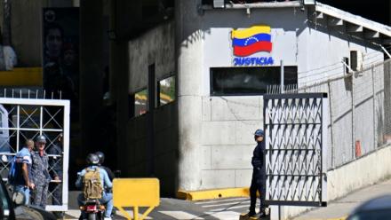 L'entrée de l'Hélicoïde, un bâtiment de bureaux et prison utilisé par les services de renseignement du Venezuela, à Caracas, le 9 janvier 2026