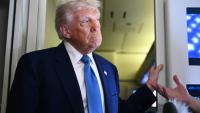 Le président américain Donald Trump s'adresse à la presse à bord d'Air Force One, le 16 mai 2025
