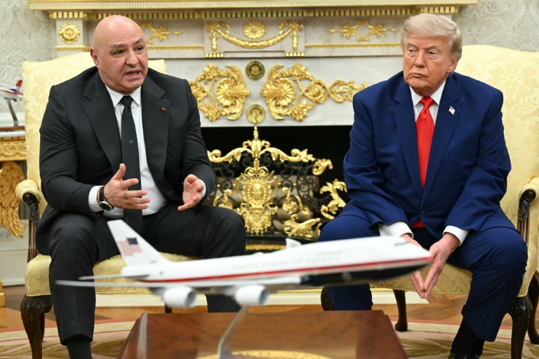 Le président américain Donald Trump (à droite) reçoit son homologue libanais Joseph Aoun dans le Bureau ovale de la Maison Blanche, à Washington, le 21 juillet 2026