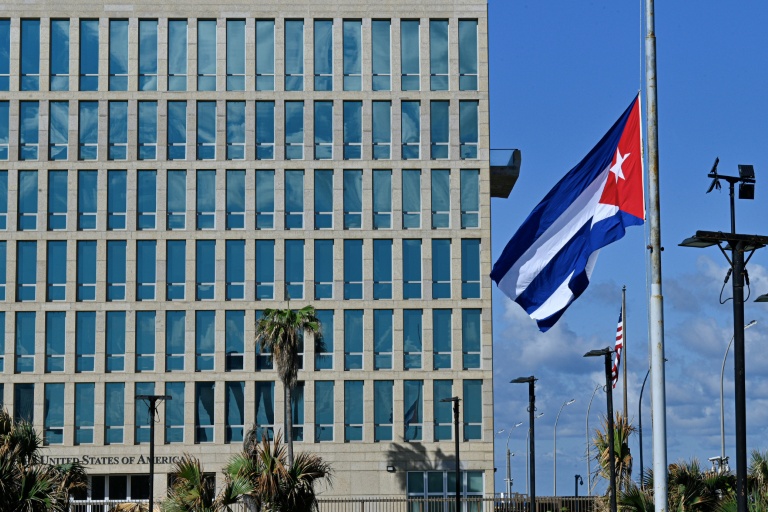 Le drapeau national cubain flotte en berne devant l'ambassade des Etats-Unis à La Havane, le 5 janvier 2026, après la mort de 32 Cubains lors de l'attaque américaine contre Caracas qui a abouti à la capture du président vénézuélien Nicolas Maduro