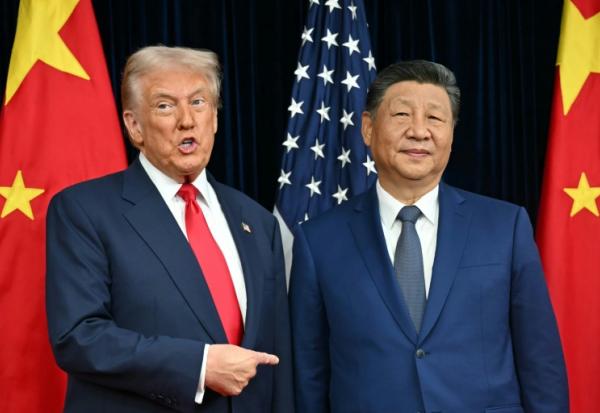 Le président américain Donald Trump (g) et le président chinois Xi Jinping lors d'une rencontre à la base aérienne de Gimhae, à Busan, le 30 octobre 2025 en Corée du Sud