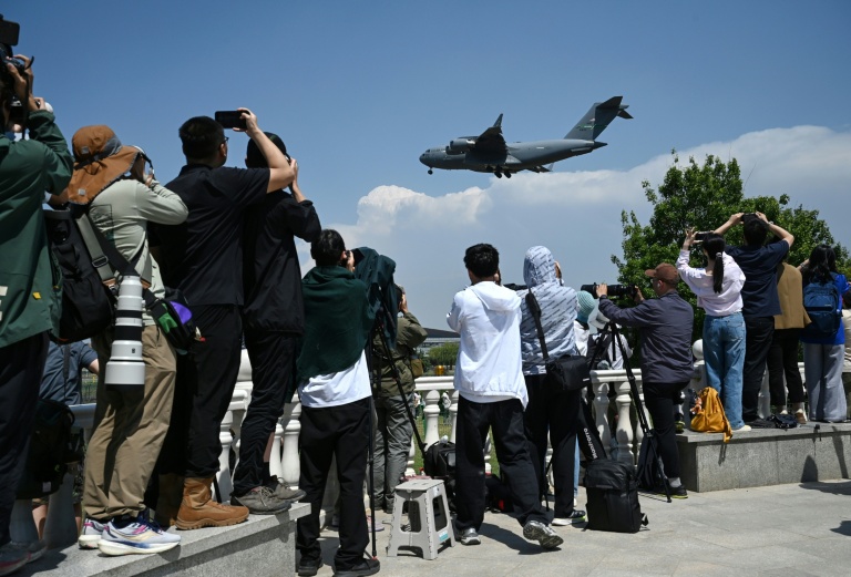 Un C-17 de l'US Air Force atterrit à l'aéroport international de Pékin avant la visite du président américain Donald Trump en Chine, le 11 mai 2026