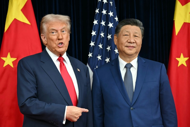 Le président américain Donald Trump (g) et le président chinois Xi Jinping lors d'une rencontre à la base aérienne de Gimhae, à Busan, le 30 octobre 2025 en Corée du Sud