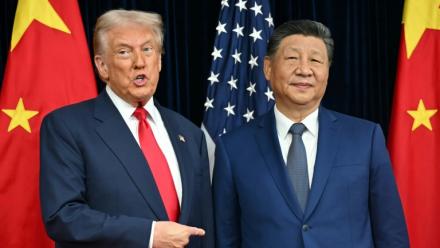 Le président américain Donald Trump (g) et le président chinois Xi Jinping lors d'une rencontre à la base aérienne de Gimhae, à Busan, le 30 octobre 2025 en Corée du Sud