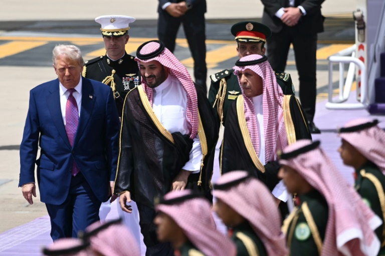 Le prince héritier saoudien Mohammed ben Salmane (c) accueille le président américain Donald Trump à son arrivée à Ryad, le 13 mai 2025
