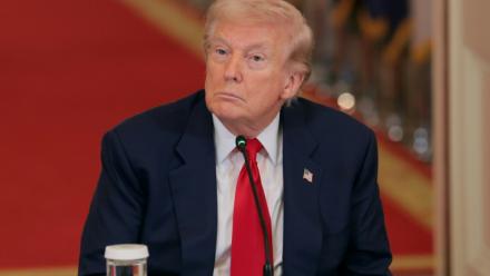 Le président Donald Trump participe à une table ronde à la Maison Blanche, à Washington, le 6 mars 2026