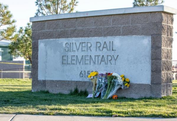 Des fleurs déposées au lendemain d’une fusillade survenue à l’école primaire Silver Rail, à Bend, le 16 octobre 2026 dans l'Oregon