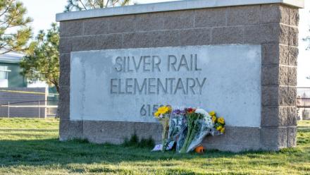 Des fleurs déposées au lendemain d’une fusillade survenue à l’école primaire Silver Rail, à Bend, le 16 octobre 2026 dans l'Oregon
