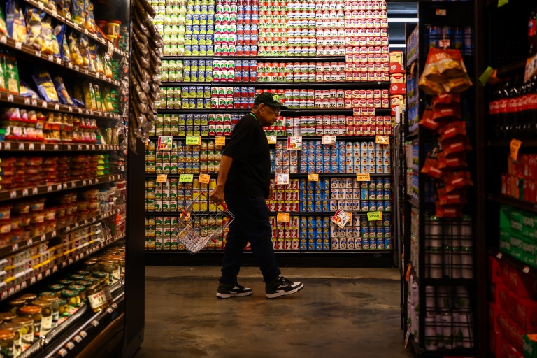 Un client dans un supermarché de Manhattan, à New York, le 28 septembre 2026