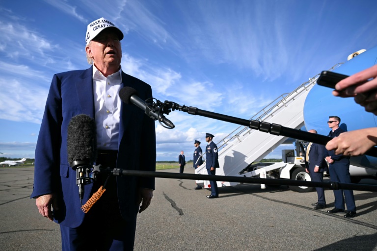 Donald Trump répond aux questions des journalistes avant d'embarquer dans Air Force One, le 25 mai 2025 à Morristown, dans le New Jersey