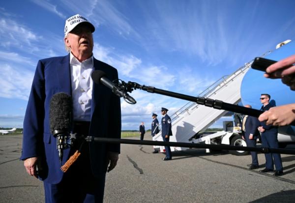 Donald Trump répond aux questions des journalistes avant d'embarquer dans Air Force One, le 25 mai 2025 à Morristown, dans le New Jersey