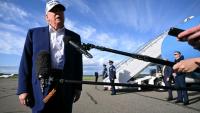 Donald Trump répond aux questions des journalistes avant d'embarquer dans Air Force One, le 25 mai 2025 à Morristown, dans le New Jersey