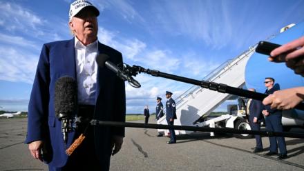 Donald Trump répond aux questions des journalistes avant d'embarquer dans Air Force One, le 25 mai 2025 à Morristown, dans le New Jersey