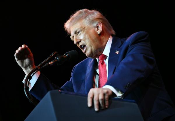 Le président américain Donald Trump donne un discours devant des parlementaires républicains au Kennedy Center de Washington, le 6 janvier 2026