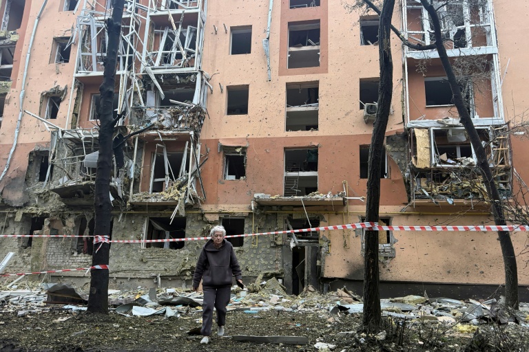 Une habitante devant des immeubles résidentiels endommagés par une attaque de missile russe à Zaporijjia, le 17 octobre 2026 en Ukraine