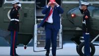 Le président américain Donald Trump descend de son hélicoptère Marine One sur la base aérienne Dobbins à Marietta, en Géorgie, le 16 octobre 2026