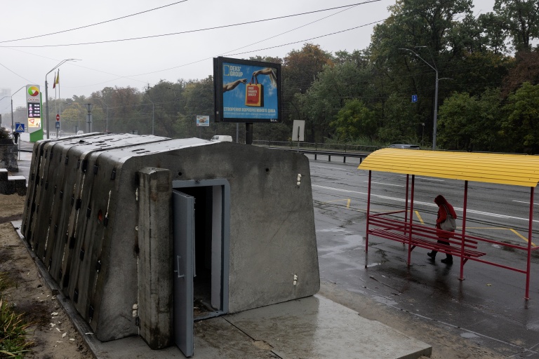 Un abri anti-aérien en béton près d'un arrêt d'autobus à Kiev, le 16 octobre 2026