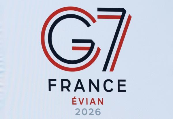 Logo du sommet du G7 affiché dans la salle de presse internationale du G7, à la veille du début de l'événement, à Publier, près d'Évian, dans l'est de la France, le 14 juin 2026