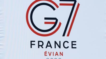 Logo du sommet du G7 affiché dans la salle de presse internationale du G7, à la veille du début de l'événement, à Publier, près d'Évian, dans l'est de la France, le 14 juin 2026