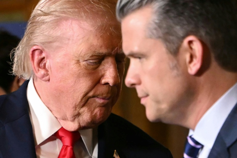 Le président américain Donald Trump et son ministre de la Défense, Pete Hegseth, à Palm Beach, en Floride, le 22 décembre 2025