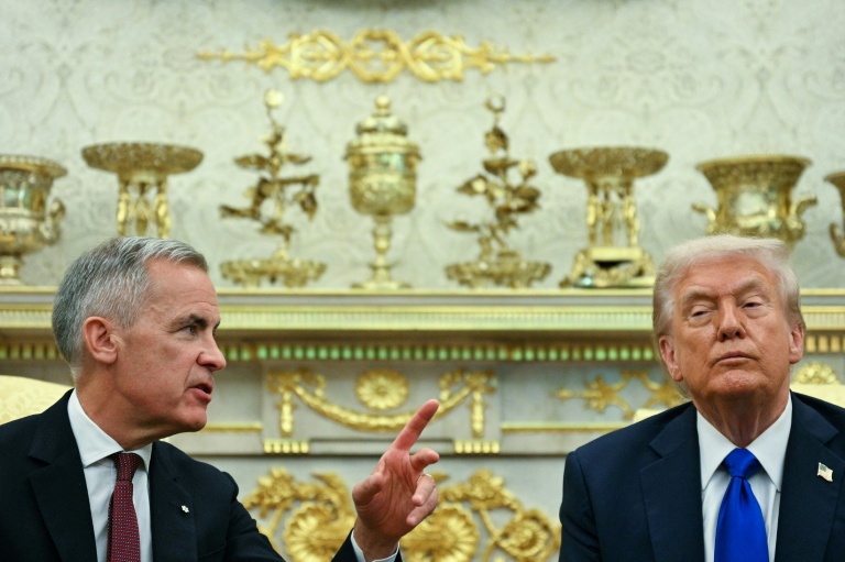 Le président américain Donald Trump (d) et le Premier ministre canadien Mark Carney dans le Bureau ovale de la Maison Blanche, le 7 octobre 2025 à Washington