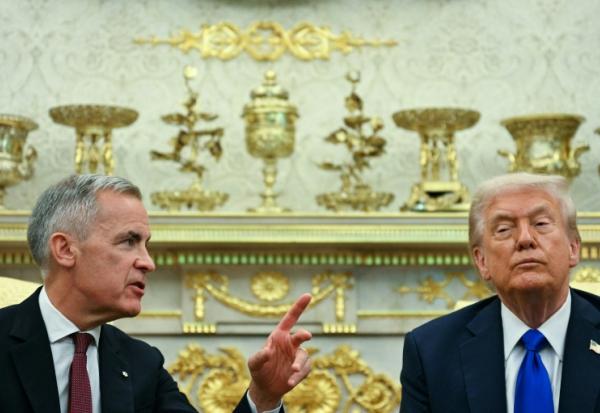 Le président américain Donald Trump (d) et le Premier ministre canadien Mark Carney dans le Bureau ovale de la Maison Blanche, le 7 octobre 2025 à Washington