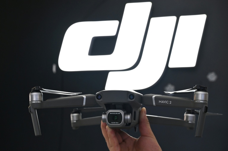Un employé présente le nouveau drone Mavic Pro 2 dans un magasin DJI à Shanghai, le 22 mai 2019