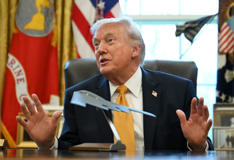 Donald Trump répond aux journalistes dans le Bureau ovale à Washington, le 16 mars 2026