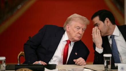 Le président américain Donald Trump (G) et le chef de la diplomatie américaine Marco Rubio Marco Rubio, le 6 mars 2026 à Washington 