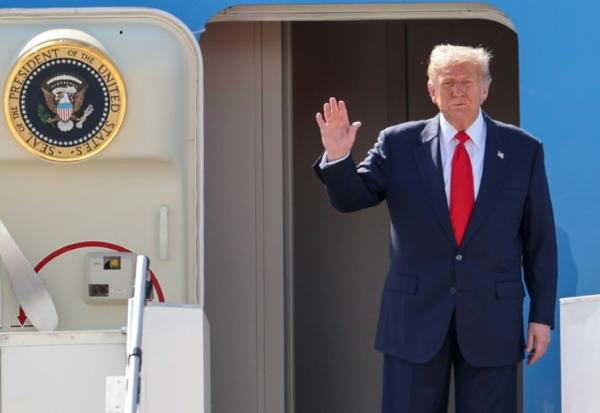 Le président américain Donald Trump à son arrivée à l'aéroport de Kuala Lumpur en Malaisie à bord dAir Force One le 26 octobre 2025