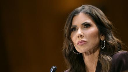 La ministre américaine à la Sécurité intérieure, Kristi Noem, lors d'une audition devant une commission du Sénat au Capitole, le 3 mars 2026 à Washington