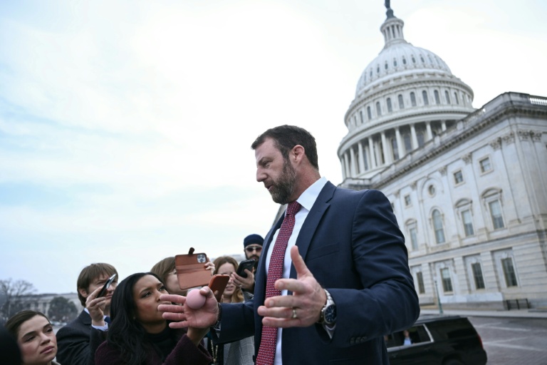 Le sénateur républicain Markwayne Mullin répond aux journalistes devant le Capitole à Washington, le 5 mars 2026